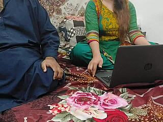 Een Pakistaanse stiefbroer betrapt een Indiase zus op het kijken van porno op een laptop en neemt haar mee naar zijn huis voor vieze gesprekken