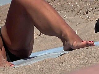 Tonton kaki tanpa alas yang menakjubkan di pantai dengan jarak dekat