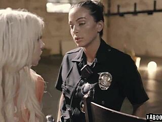 Kenzie Reeves este fututa de un politist lesbian intr-un garaj