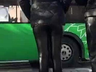 Lysende latex skinn og gummi leggings i en kinky fetish video