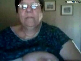 Volwassen amateur oma wordt ondeugend op webcam