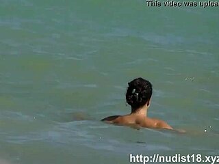 Amatorskie nagranie nudystycznej plaży z napiętymi kobietami uprawiającymi seks