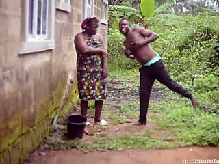 Egy afrikai háziasszony cumshotot kap, miután a sógora megdugta a hátsó udvarban