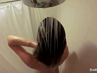 Brunetka bomba Brett Rossi si užíva zmyselnú sprchu