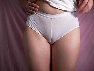 Bibir vagina besar dan celana dalam cameltoe mendapatkan pandangan dekat