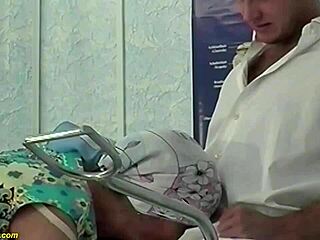 Bunica păroasă este lovită cu pumnii de doctorul ei excitat în spital
