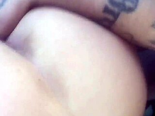 Video POV seorang istri yang nakal memberikan blowjob pada suaminya dan menungganginya