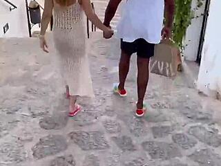 Seks antar-ras di jalanan Ibiza