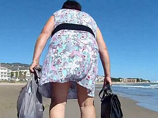 En fet kvinne med spredt undertøy viser seg offentlig under skjørt