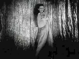 Vintage topless dans och erotiska bekännelser med en mogen brittisk MILF i Dark Lantern-underhållning