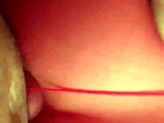 La lingerie de nylon rouge d'Angentina se termine par une éjaculation