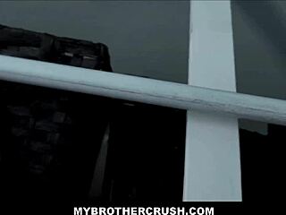 Homoseksuaalipornovideo, jossa velipuoli lyö ja rankaisee kakaroita sen jälkeen, kun hän varasti hänen varastoonsa