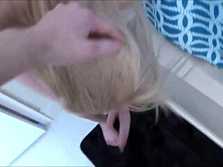 Nevlastní otec Alexe Adamse dává do krému své mladé blondýnce během rodinné terapie
