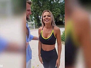 Blondi Shalina Divinen HD-video nauttii kaksoispenetraatiosta ja kasvohoitoa