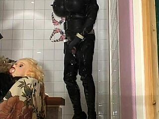 Dalam video Xxxl, Roxina, sebuah boneka getah retro, disedut dan ditiduri