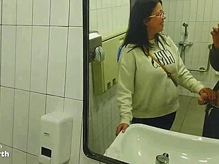 Oudere mannen en jonge vrouwen genieten van hete seks in een openbaar toilet