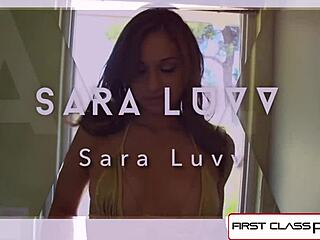 Sara Luvv, en brunette luder, får sine naturlige bryster og store røv fyldt med en stor pik