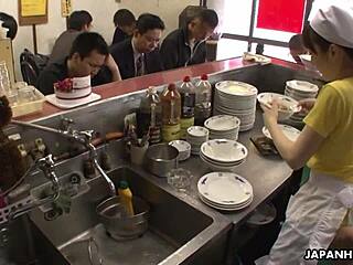 Kaznovanje pičke v skupinski akciji v azijski restavraciji z amatersko Japonsko