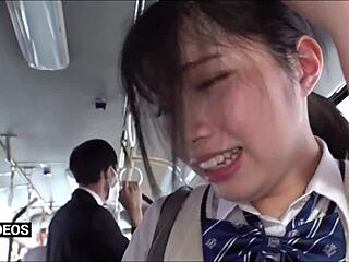 Asiatisk skønhed får sin fyldning af seksuel tilfredsstillelse på en japansk bus