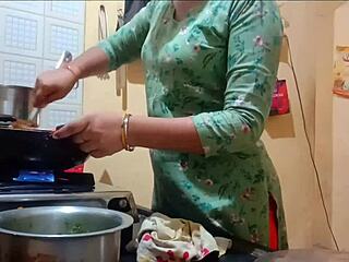 Большая задница индийской жены трахается во время приготовления пищи