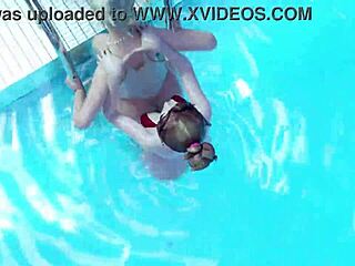 3D akcia s kohútom v bazéne, keď nadržanú blondínku šuká dvaja chlapi