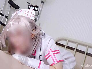 Hentai hemşire, cosplay femdom videosunda hastasına el işi yapıyor