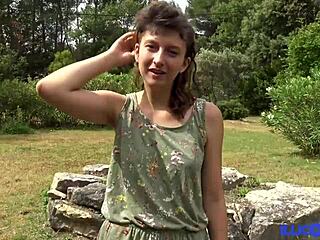 Η νεαρή Γαλλίδα Melany γίνεται άτακτη σε εξωτερικούς χώρους με ένα μεγάλο μαύρο πούτσο