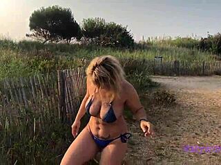 Italiensk MILF med stora bröst och en fin rumpa blir knullad på stranden