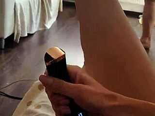 Roxy Delight usa um vibrador para se dar prazer enquanto assiste uma garota nua com um pênis grande se masturbar