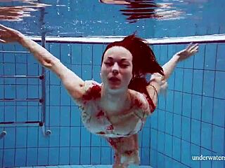 Martinas pattogó mellei erotikus víz alatti jelenetben