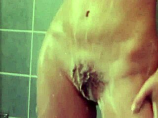 Vintage szőrös mostohatestvér megosztja tabu zuhany pillanatait mostohatesójával
