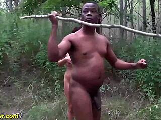Afrikansk mand med stor pik kæler for behåret moden kvinde
