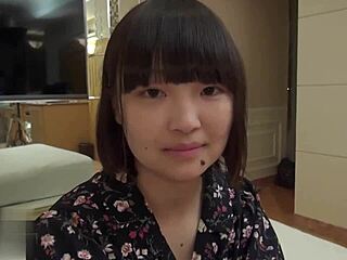 נערה יפנית מתחילה להתנשף בסרטון אמטורי לא מצונזר