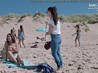 Μια Ισπανίδα με μικρά βυζιά πέφτει κάτω και λερώνεται στην παραλία