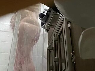 Gravid kone blotter hårete bever i bobilen dusj