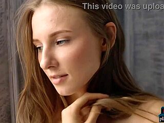 Orosz tini modell érzéki szóló sztriptíz videóban a Playboy-nak