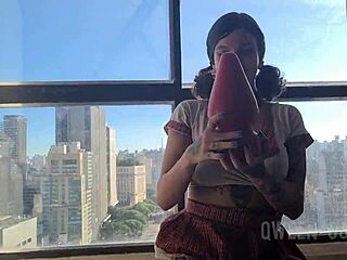 Brazylijska laska uczy się palcówki analnej i zabawy z wtyczką analną