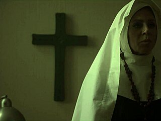 Лесбийские монахини удовлетворяют друг друга в HD-видео