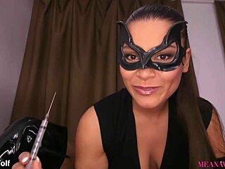 Meana Wolf i forførende cosplay som Catwoman, med et spennende klimaks på Batman-masken