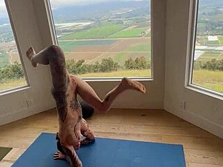 Esneklik Felines erken sabah antrenmanı ve çıplak yoga seansı