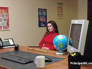 Een rijpe vrouw in lingerie verleidt de schooldirecteur in zijn privékantoor