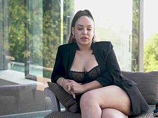 Model Latina Berlekuk Sophia Greys melakukan sesi solo yang panas untuk Playboy