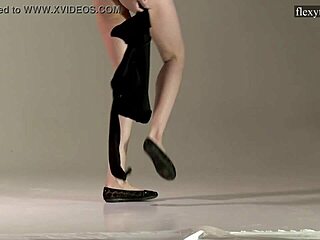 Sofia zhiraf, la giovane bruna russa, mostra la sua flessibilità ginnica e apre le gambe