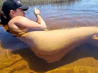 Il primo incontro di una teen bianca dalla bellezza più scura sulla spiaggia porta a sesso selvaggio