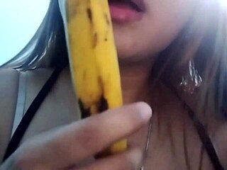 Séduction torride sur le thème de la banane et scènes de sexe oral