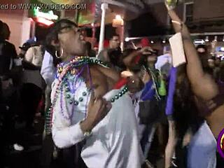 Mardi Gras-ul din New Orleans strălucit în public