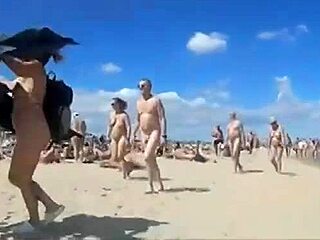 Nudní plážová zábava s nováčkem