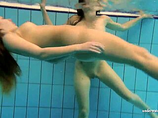Лесбийские водные виды спорта с Каткой и Кристи в бассейне