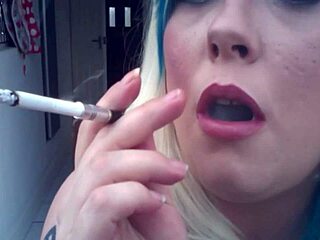 Tina Snua, uma linda mulher britânica gorda, se entrega ao seu fetiche de fumar com um cigarro fino em um suporte de fósforo