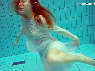 Bintang porno Rusia Diana Zelenkina menjadi basah dan liar di dalam kolam renang